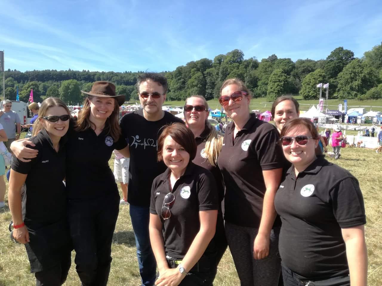DogFest North, canin massage guild, Group-photo-with-Noel-Fitzspatrick Canine Massage Guild at DogFest North
